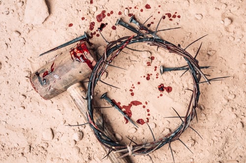 Vista previa: Good Friday, Passion of Jesus Christ. Crown of thorns, hammer, bloody nails on ground. Christian