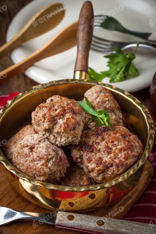 Preview: Fried pork chops in the pan.