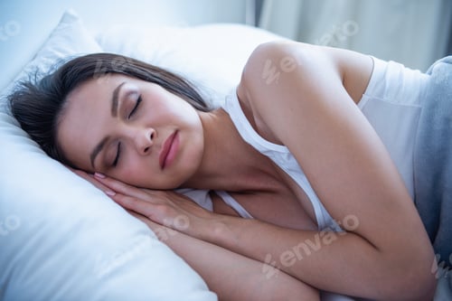 Preview: Beautiful woman in bed