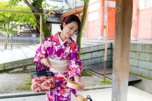 Preview: Japanese woman with kimono dressing and washing hand in water purification bamboo