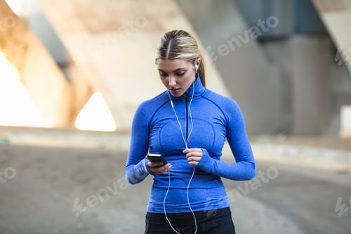Preview: Jogger selecting music on smartphone