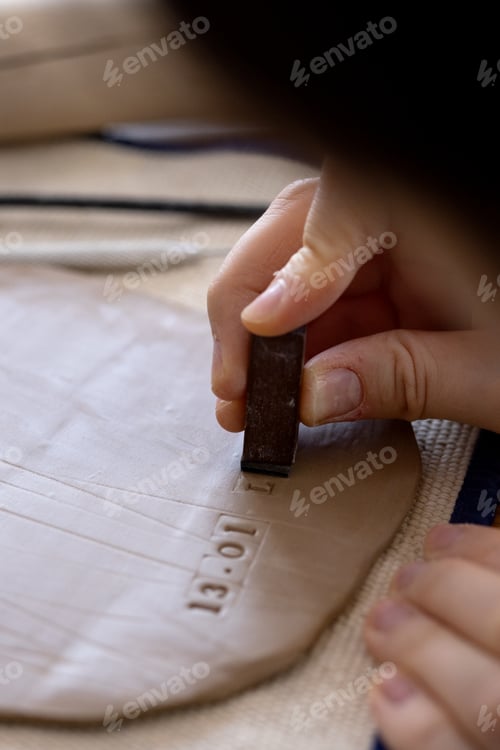 Preview: Putting the date of work on a clay plate at the master class