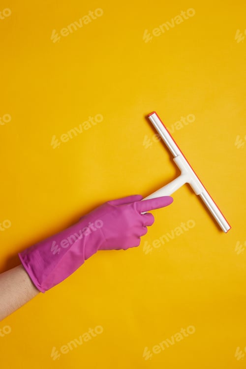 Preview: Woman cleaning with sponge