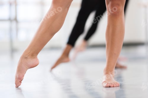 Preview: Dancers bare feet en pointe