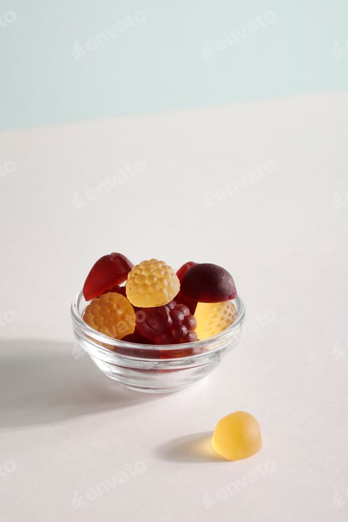 Vista previa: suplementos masticables, gomitas nutricionales, concepto de salud comestible. Mermeladas coloridas en vidrio