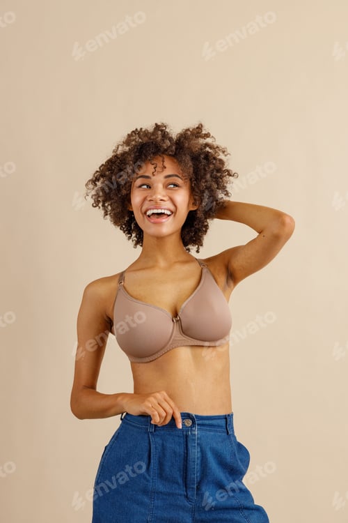 Preview: Photo of smiling model woman standing in studio