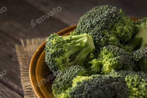 Preview: Plate with fresh broccoli