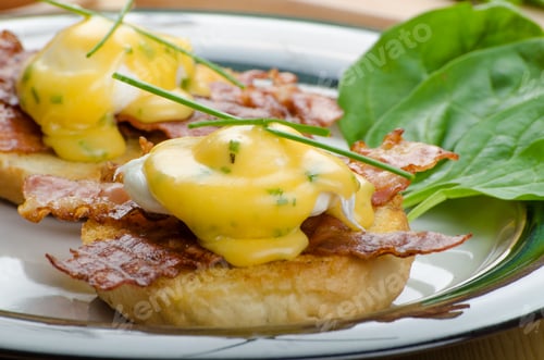 Preview: Eggs bvenedict with chives