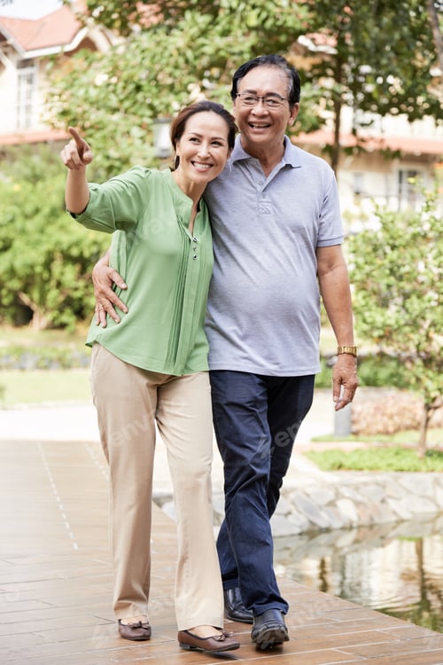 Preview: Aged couple on vacation