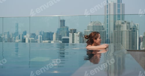 Preview: Woman at the swimming pool