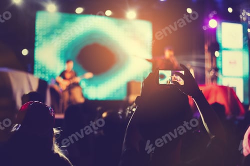 Preview: Fans are having fun, both taking pictures with the camera and mobile phone. Concert performer