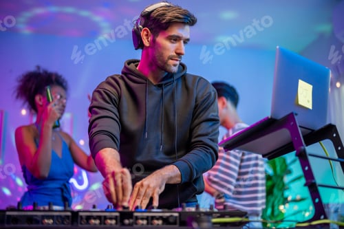 Vista previa: Grupo de hombres y mujeres diversos bailando con un DJ mezclando música en la consola.