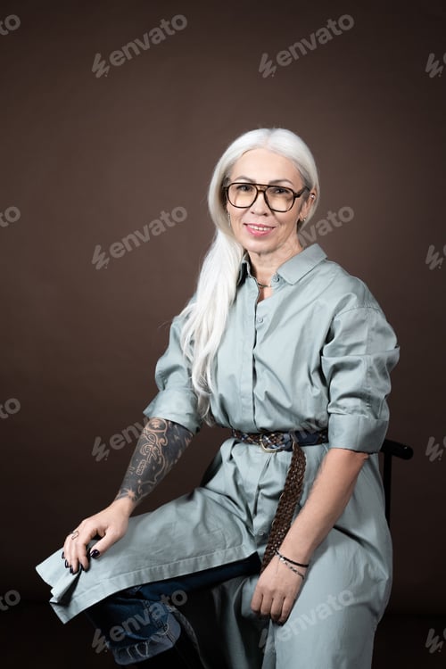 Preview: Senior woman posing on chair