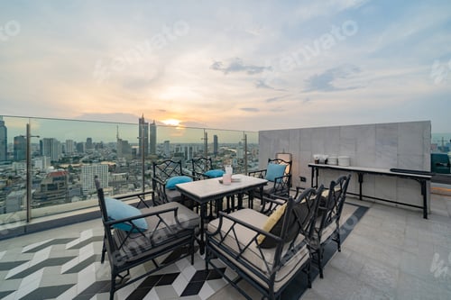 Vista previa: Sky bar, a restaurant or cafe lounge terrace with dinner table on rooftop of hotel, with city view