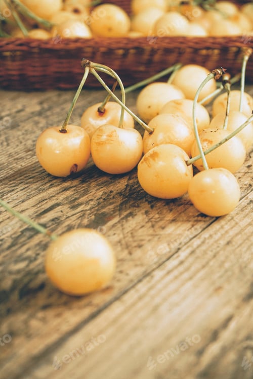 Preview: Warm image of delicious white cherries