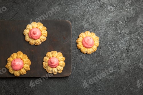 Preview: top view little sugar cookies with strawberry cream on grey desk biscuit sugar cookie sweet cake tea