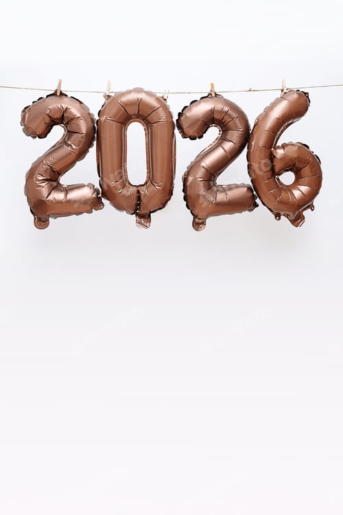 Visualização: Balões de bronze 2026 pendurados em cordas com prendedores de roupa. Conceito de celebração de ano novo.