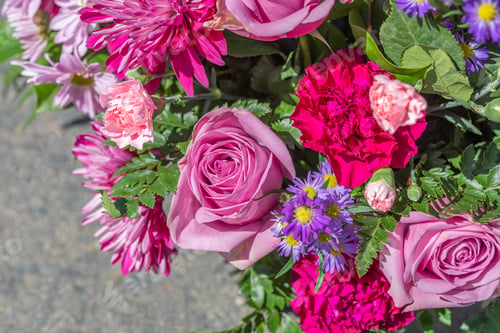Preview: Close-up photo of bouqet of various flowers