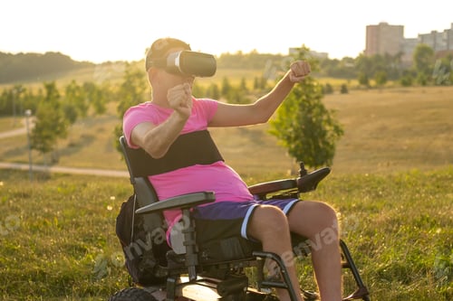 Preview: Man in wheelchair testing virtual glasses