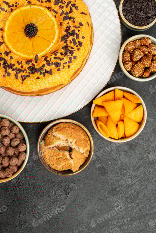 Preview: top view delicious pie with orange slices and flakes on the dark background biscuit fruit dessert