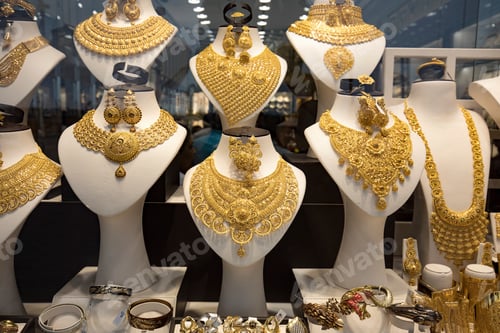 Preview: Exquisite gold jewelry display sparkling behind the glass