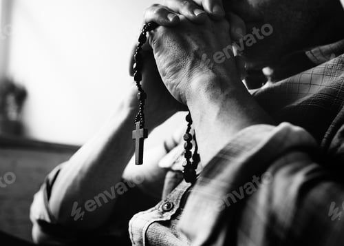 Preview: Cloesup of hands holding cross praying grayscale