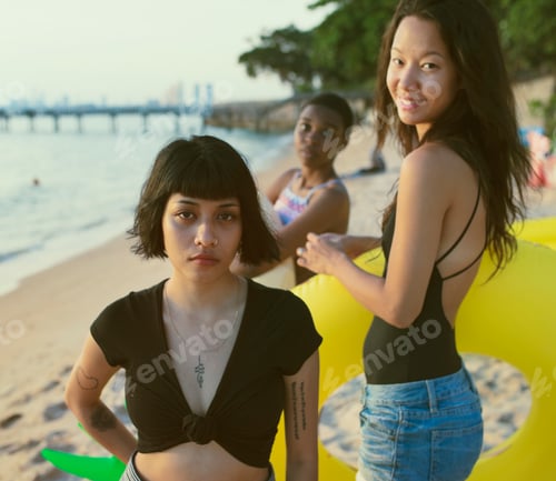 Preview: Diverse women at the beach