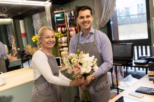 Preview: Small family business selling fresh flowers