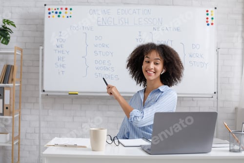 Preview: Repetition of rule of English language on online lesson. Smiling african american woman points at