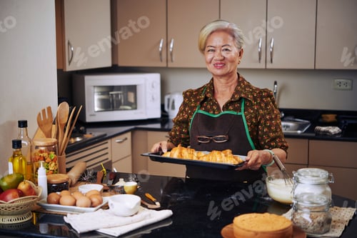 Preview: Housewife with croissants