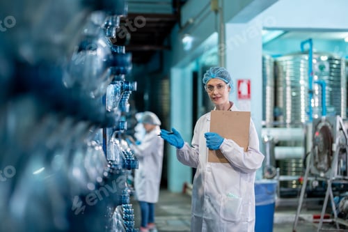 Preview: Portrait of Caucasian scientist working in laboratory at warehouse.