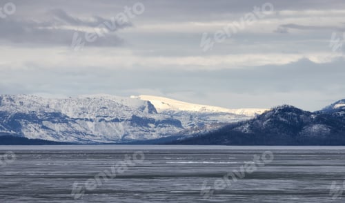 Vorschau: Yellowstone Lake mit schneebedeckten Bergen in amerikanischer Landschaft