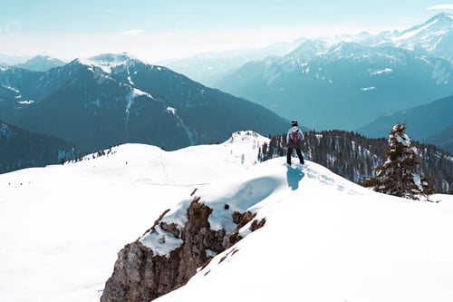 Preview: Photo of woman hike in snow on top of Spinale hill