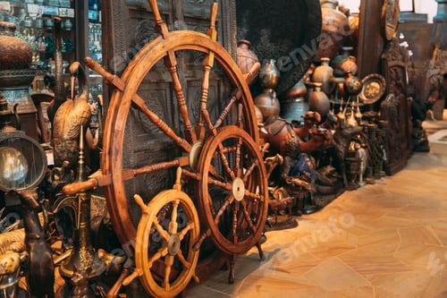 Preview: Market with many traditional antiques old retro vintage things in Dubai. Popular souvenirs from UAE