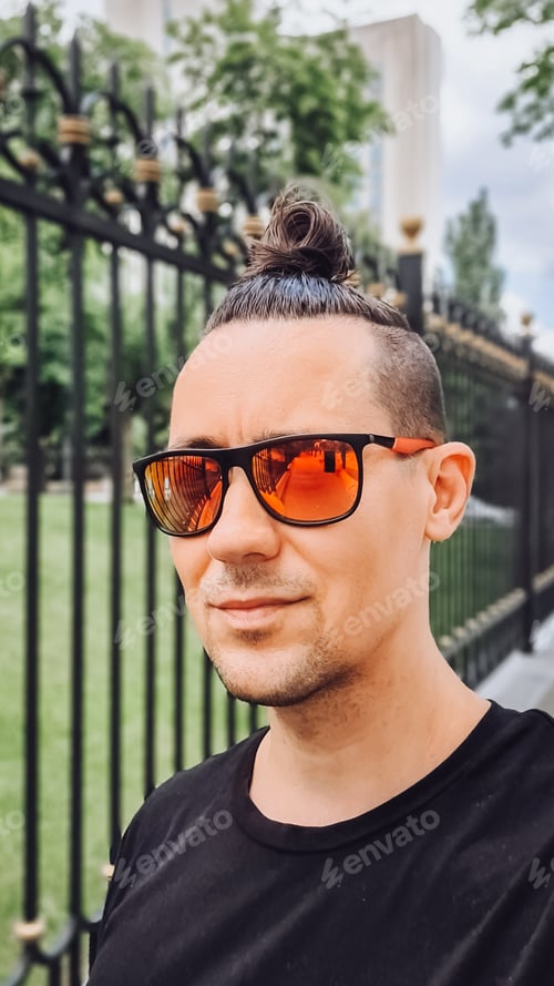 Preview: Portrait of man with glasses.