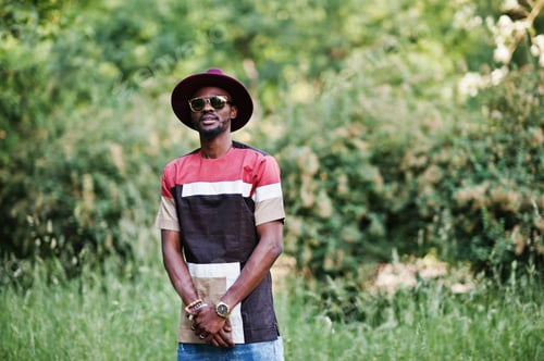 Preview: Fashionable and stylish black man with sunglasses and hat