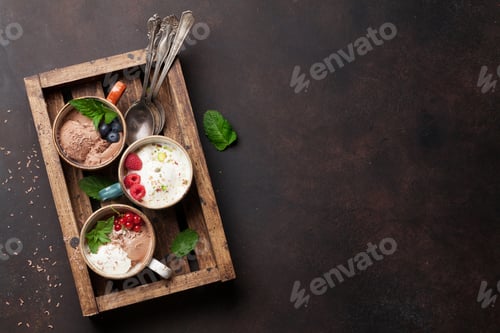 Preview: Ice cream with berries