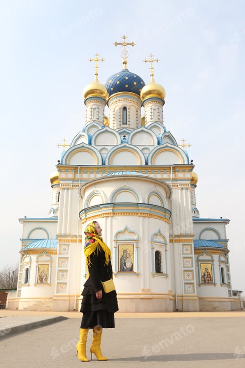 Vista previa: Russian Woman In Vintage Pavlovo Posad Shawl. Temple Of The Icon Of Mother Of God "Undying Color"