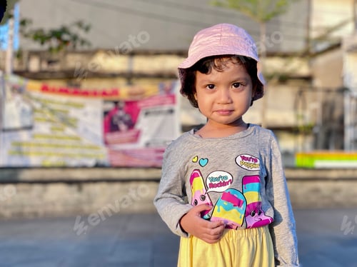 Preview: Kid enjoying sunrise