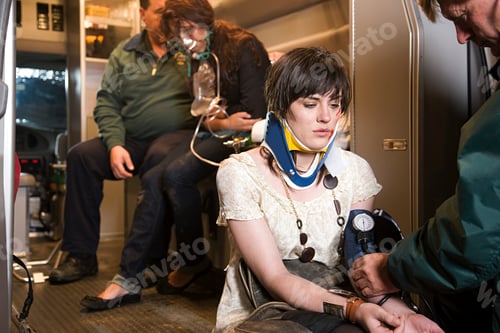 Vista previa: Young woman receiving medical attention