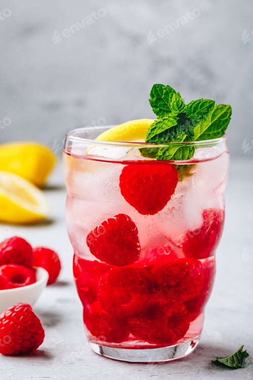Vista previa: Bebida fría de limonada de frambuesa con menta en vaso.