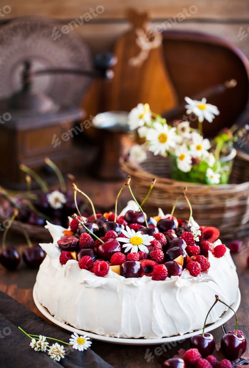 Vorschau: Delicious Pavlova meringue cake decorated with fresh raspberries