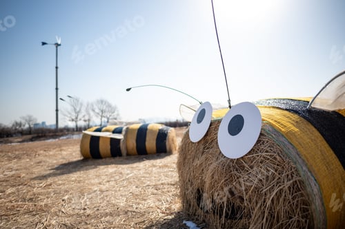 Preview: Close-up image of a bee figurine, crafted from hay and straw