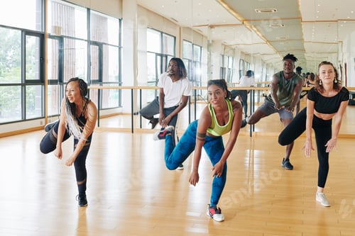 Preview: Dance coach showing new movement
