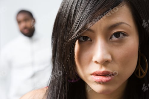 Vista previa: Face of a woman with man in background