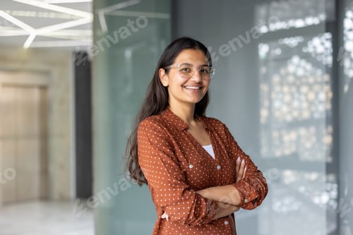 Preview: Smiling indian woman in glasses standing with confidence