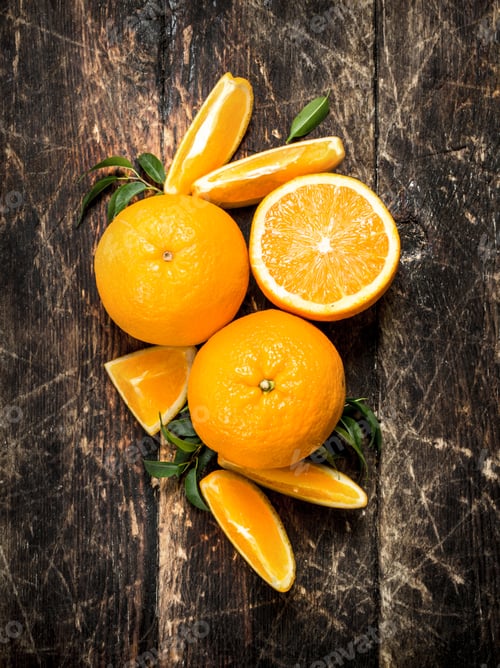 Vorschau: Frische Orangen mit Blättern.