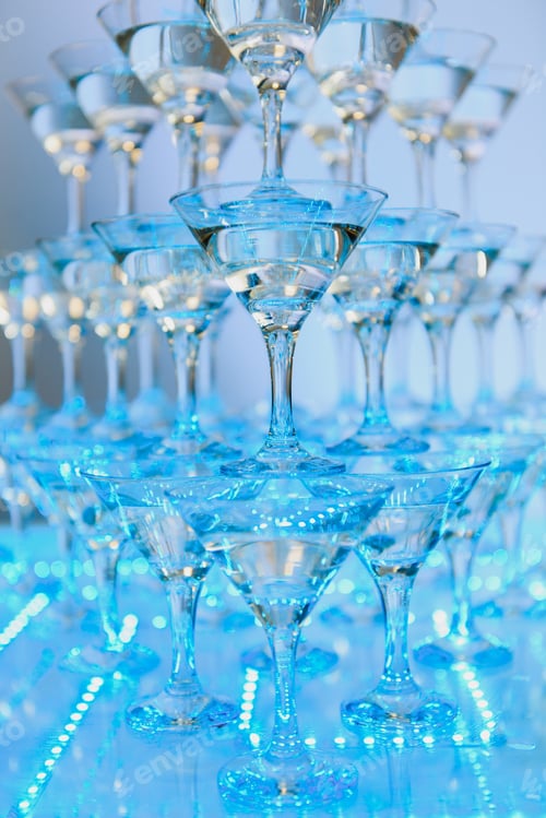 Preview: pyramid of champagne glasses at the wedding