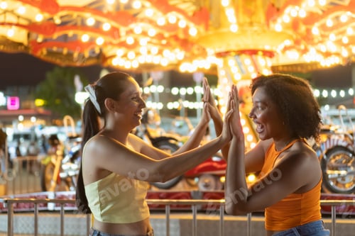 Visualização: Amigos curtindo uma noite divertida no carnaval