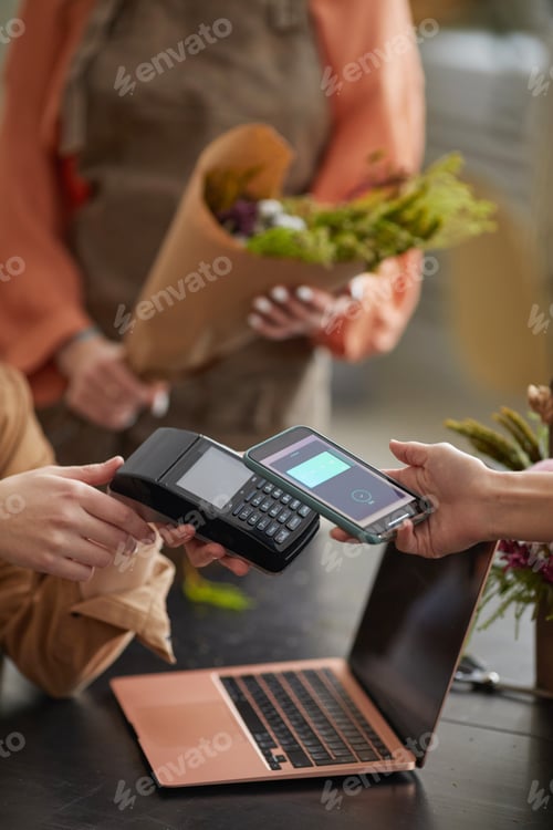 Preview: Woman Paying by NFC in Flower Shop